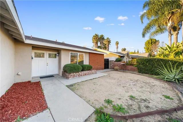 a view of a house with a backyard