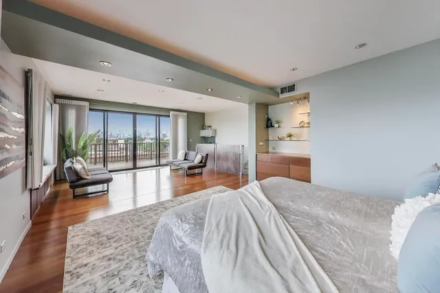 $949,000 | 2401 West Ohio Street, Unit 31, Chicago, IL 60612