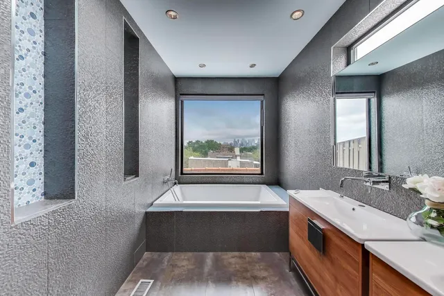 $949,000 | 2401 West Ohio Street, Unit 31, Chicago, IL 60612