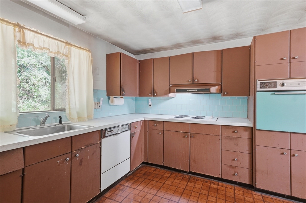 4 Porter Road Chelmsford, MA 01824 - Photo 9 of 32 Gallery Image 9