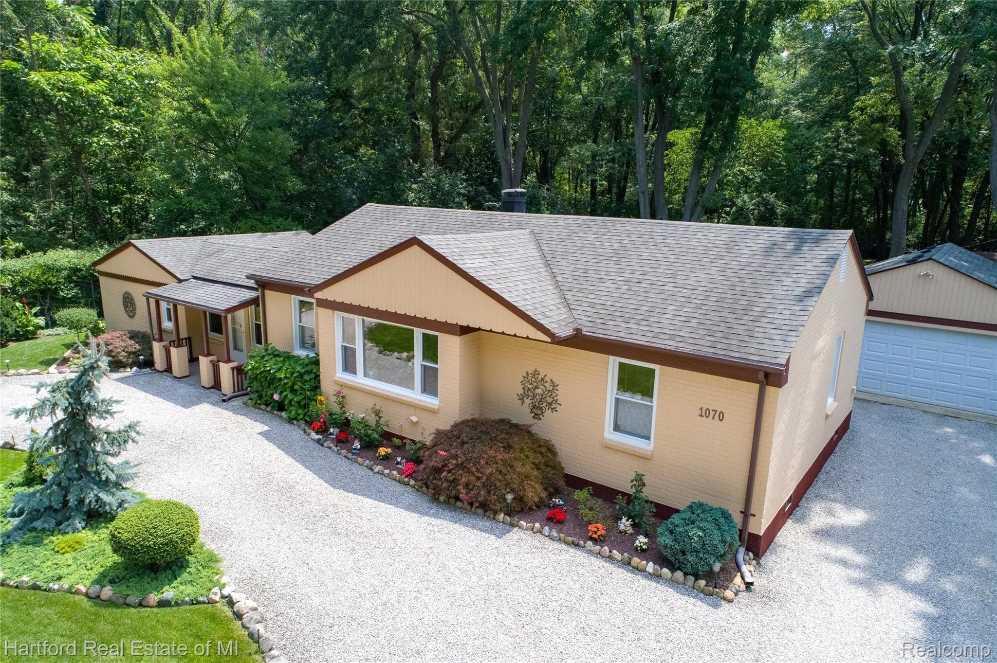 1070 Enfield Road Rochester, MI 48307 - Photo 1 of 1 31.jpg