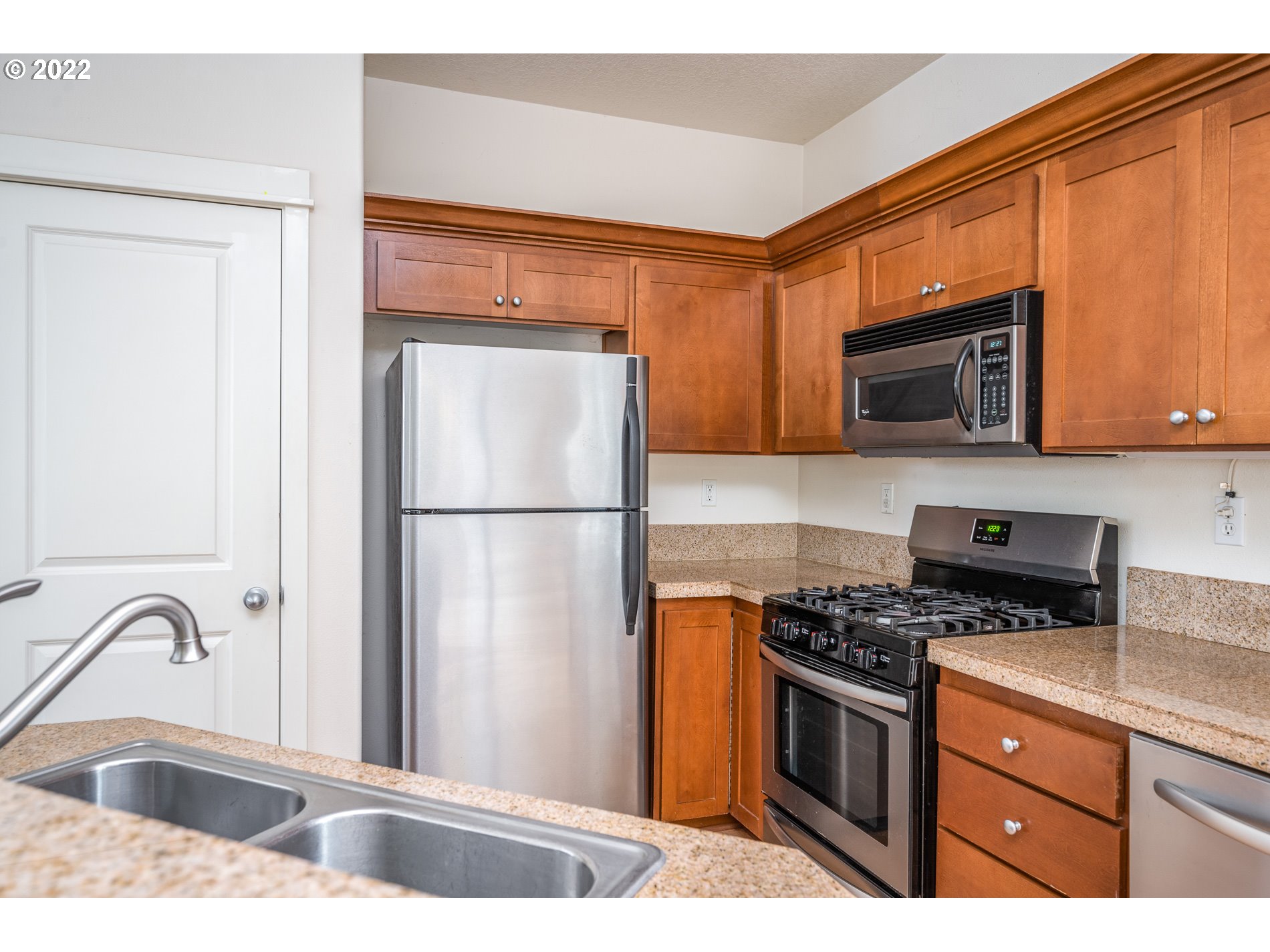 30525 Southwest Ruth Street Wilsonville, OR 97070 - Photo 11 of 32 Kitchen