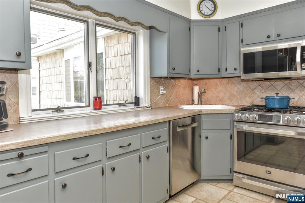 247 Grove Street Lodi, NJ 07644 - Photo 7 of 28