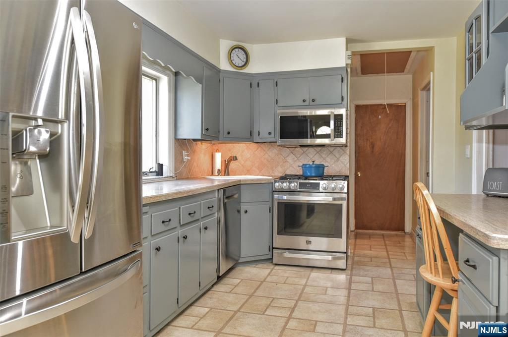247 Grove Street Lodi, NJ 07644 - Photo 9 of 28
