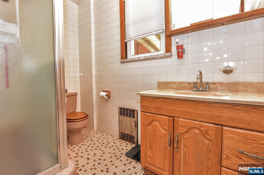 247 Grove Street Lodi, NJ 07644 - Photo 10 of 28