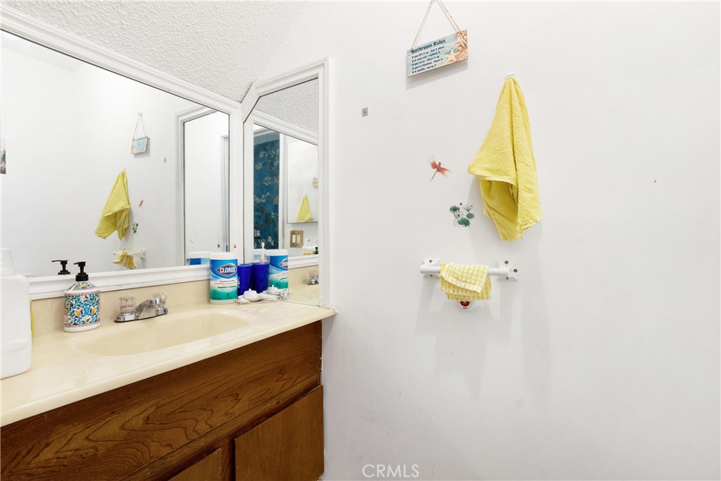 1602 North King Street, Unit J1 Santa Ana, CA 92706 - Photo 11 of 28 1st floor bathroom