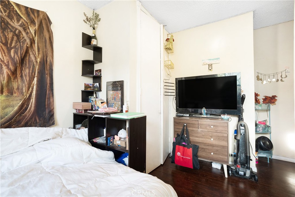 1602 North King Street, Unit J1 Santa Ana, CA 92706 - Photo 13 of 28 2nd bedroom