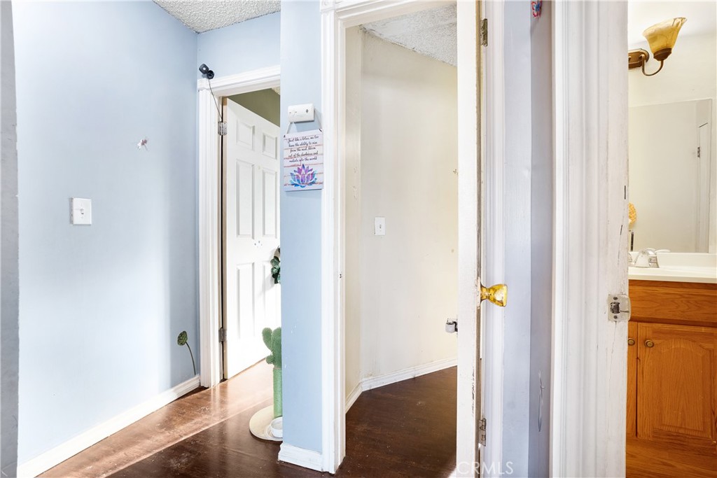 1602 North King Street, Unit J1 Santa Ana, CA 92706 - Photo 14 of 28 Hallway
