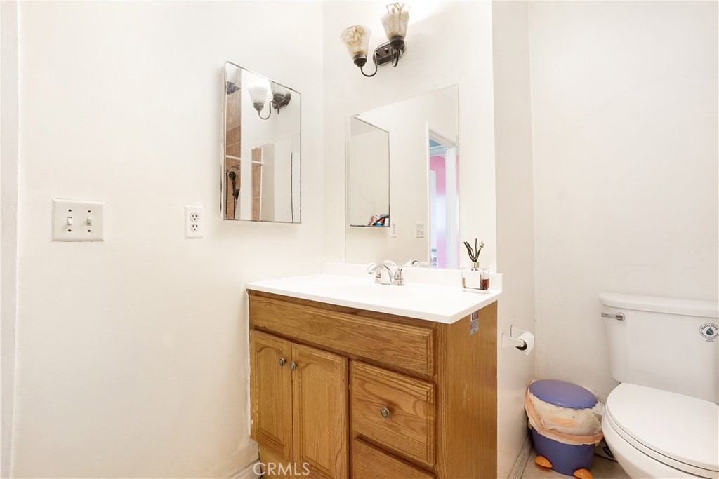 1602 North King Street, Unit J1 Santa Ana, CA 92706 - Photo 19 of 28 2nd floor bathroom