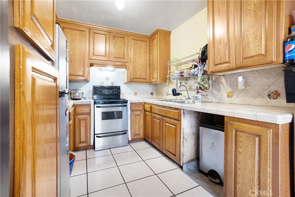 1602 North King Street, Unit J1 Santa Ana, CA 92706 - Photo 5 of 28 Spacious Kitchen
