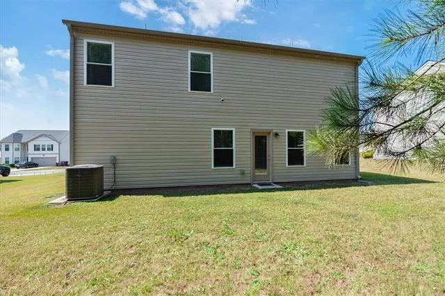 a view of a backyard