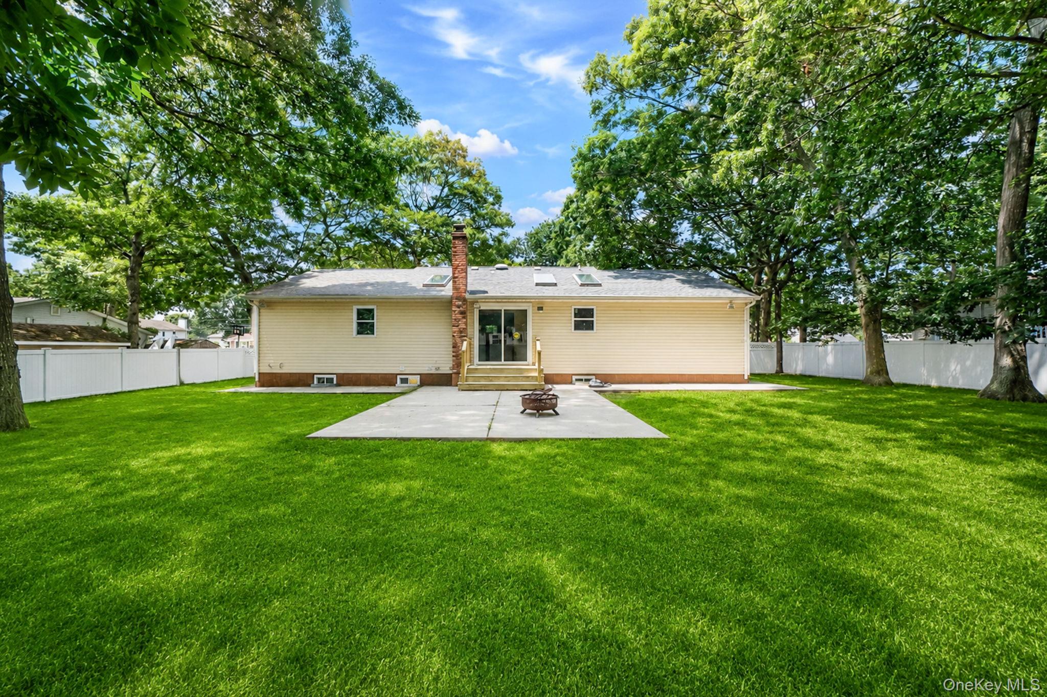 25 Heston Road Shirley, NY 11967 - Photo 8 of 38