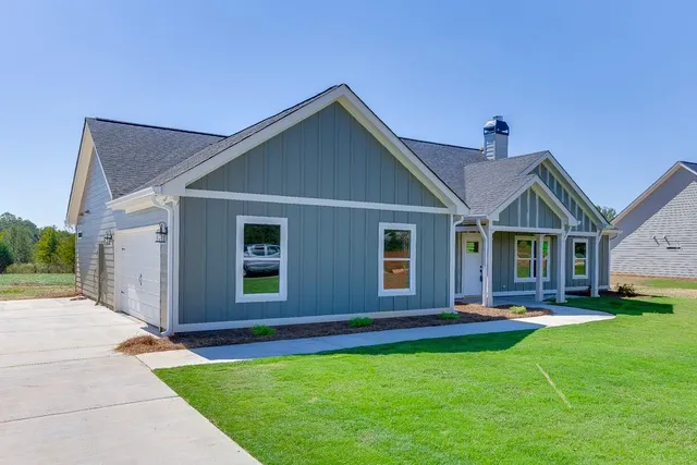 a view of a house with a yard