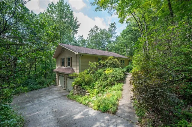 a view of a house with a yard and plants