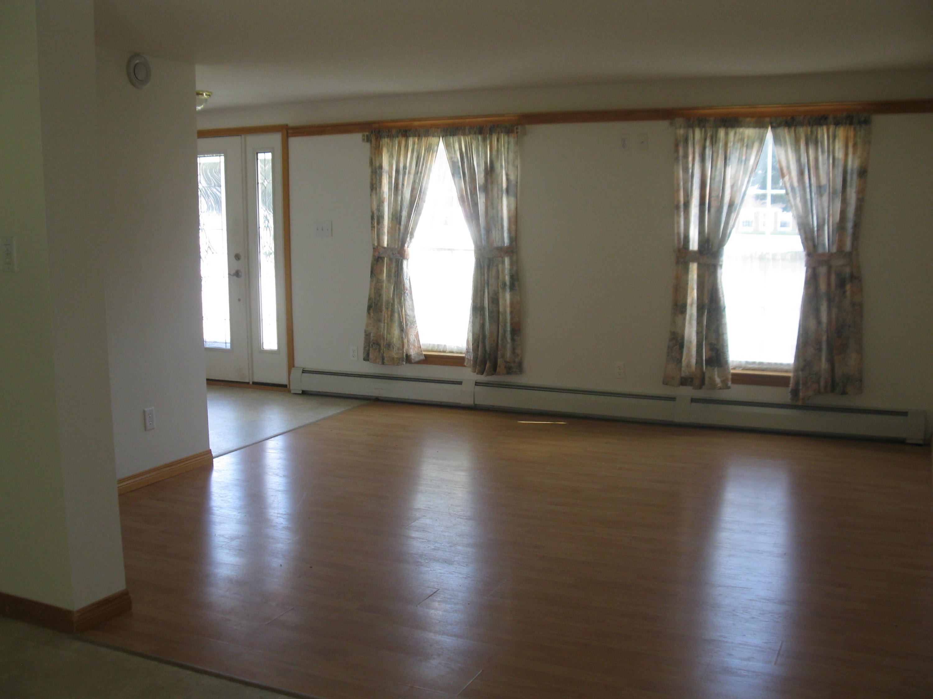 669 Main Street Springvale, ME 04083 - Photo 4 of 24 Living room