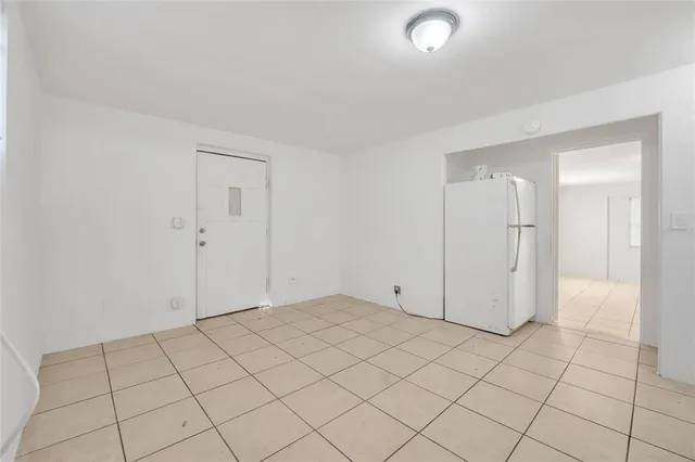 a view of an empty room and room