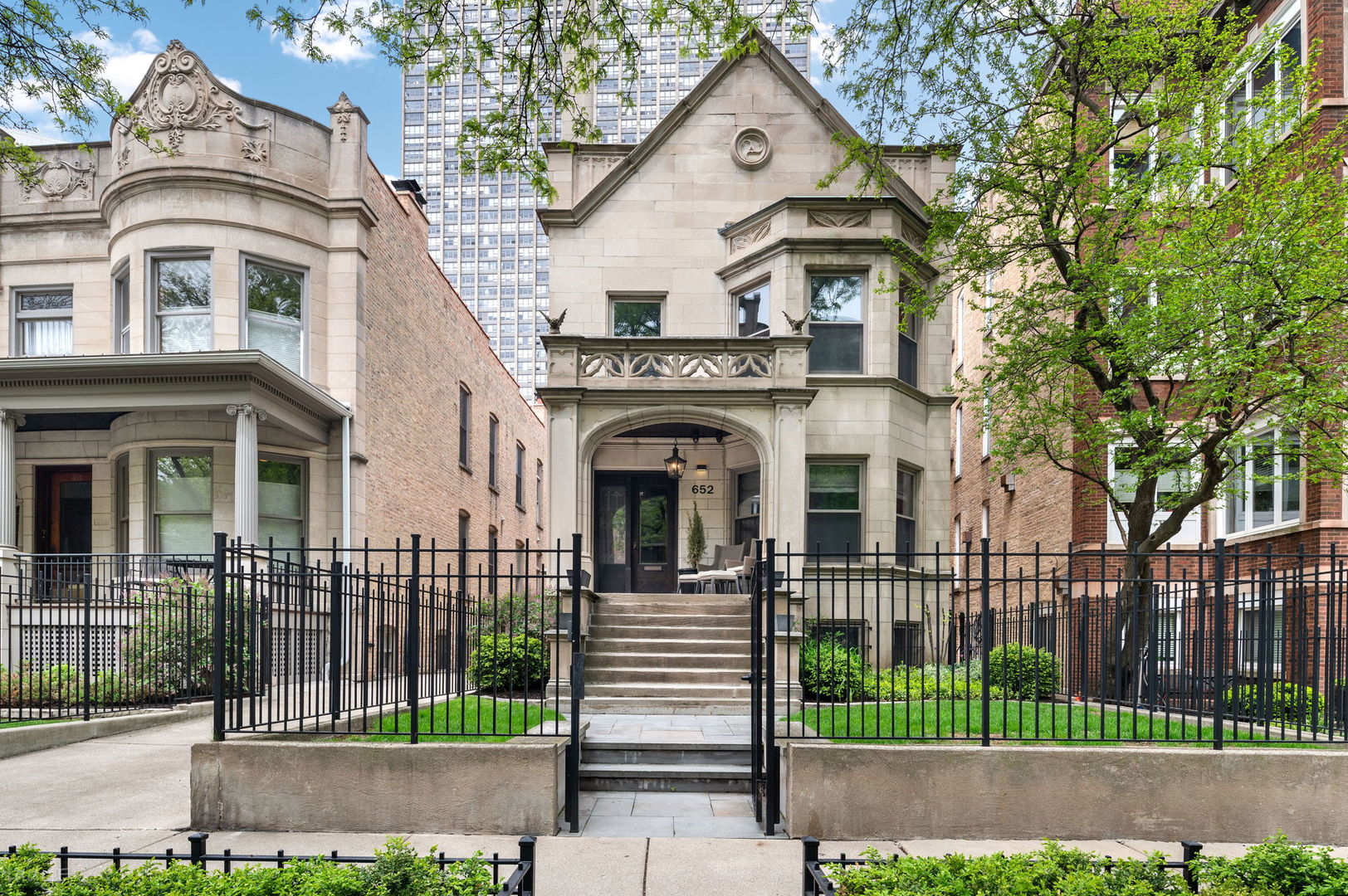 652 West Sheridan Road Chicago, IL 60613 - Photo 1 of 60