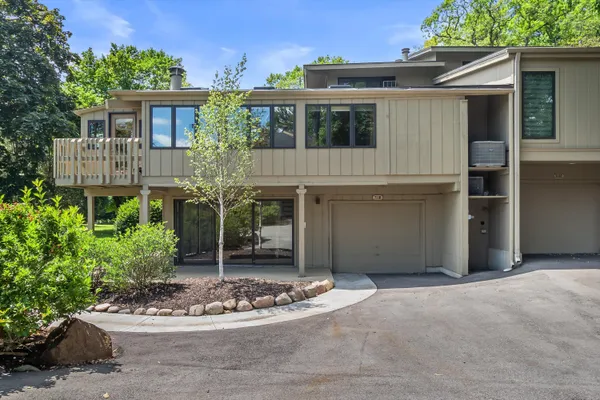$675,000 | 711 Thornridge Court, Unit B, Fontana, WI 53125