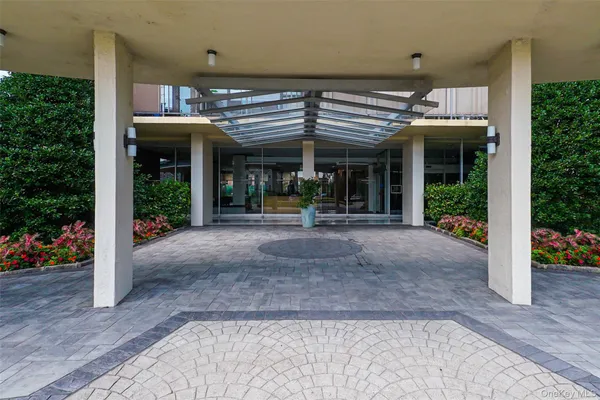 $739,000 | 166-25 Powells Cove Boulevard, Unit 6M | Beechhurst