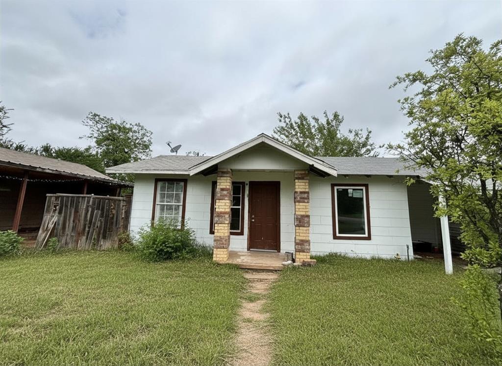 1400 North 8th Street Wichita Falls, TX 76306 - Photo 1 of 16 a front view of house with yard and trees