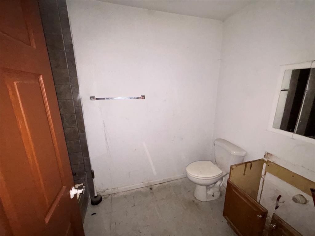 1400 North 8th Street Wichita Falls, TX 76306 - Photo 12 of 16 a bathroom with a sink and toilet