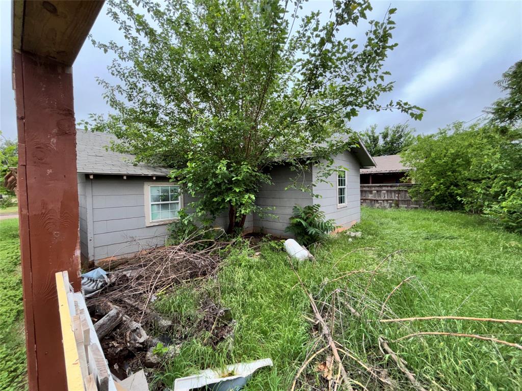 1400 North 8th Street Wichita Falls, TX 76306 - Photo 4 of 16 a backyard of a house with lots of green space