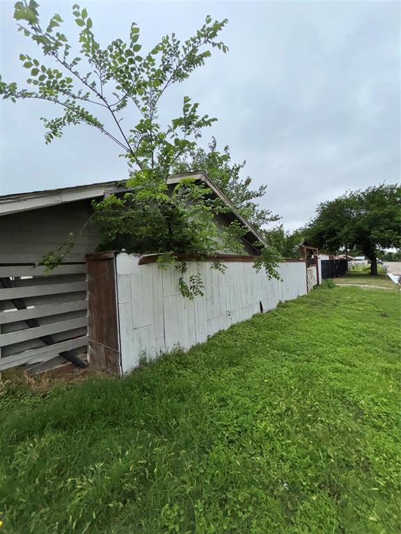 1400 North 8th Street Wichita Falls, TX 76306 - Photo 6 of 16 a view of a backyard