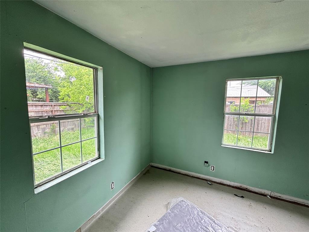 1400 North 8th Street Wichita Falls, TX 76306 - Photo 9 of 16 a view of an empty room with a window