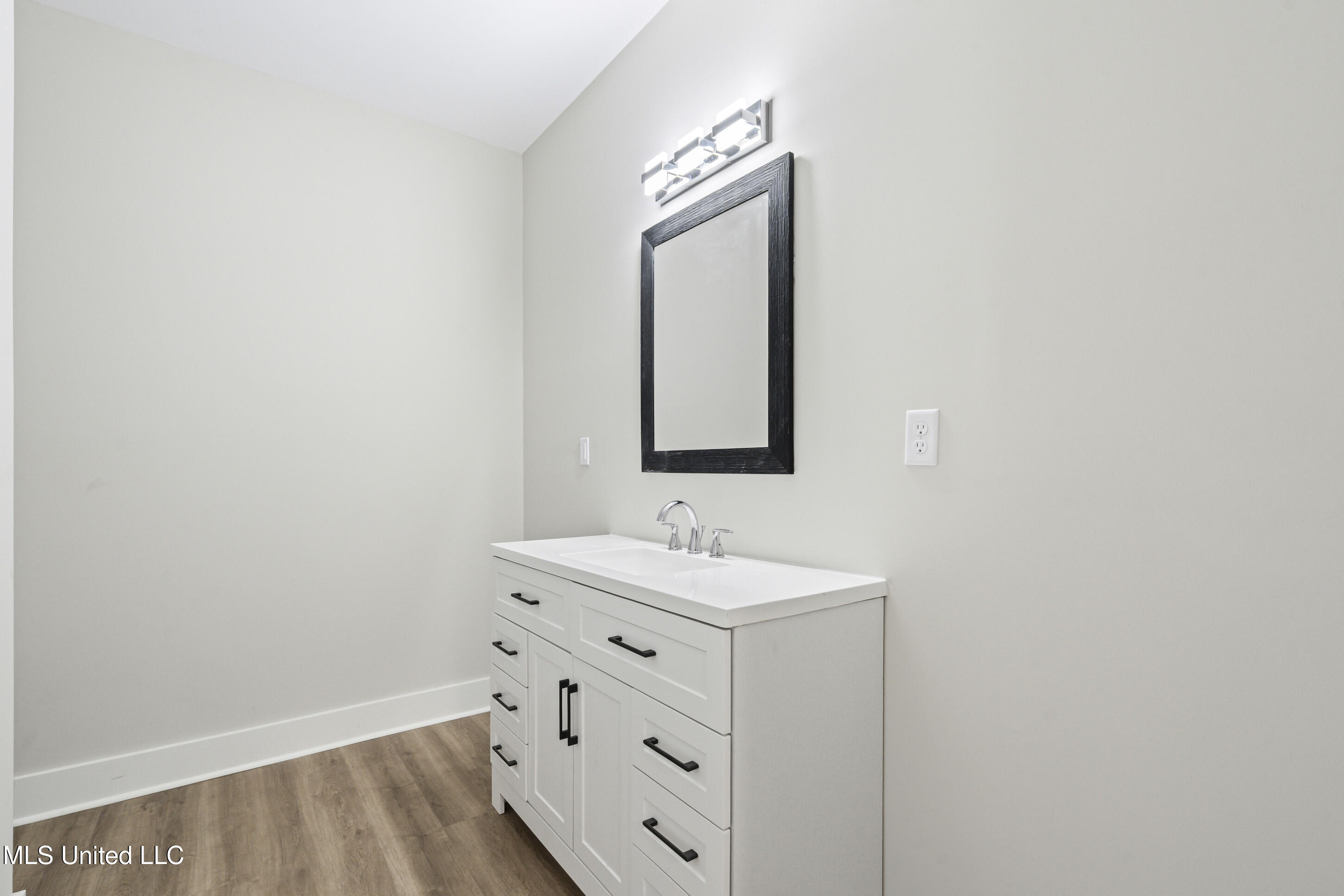 147 Crockett Road Senatobia, MS 38668 - Photo 12 of 22 Hall Bathroom