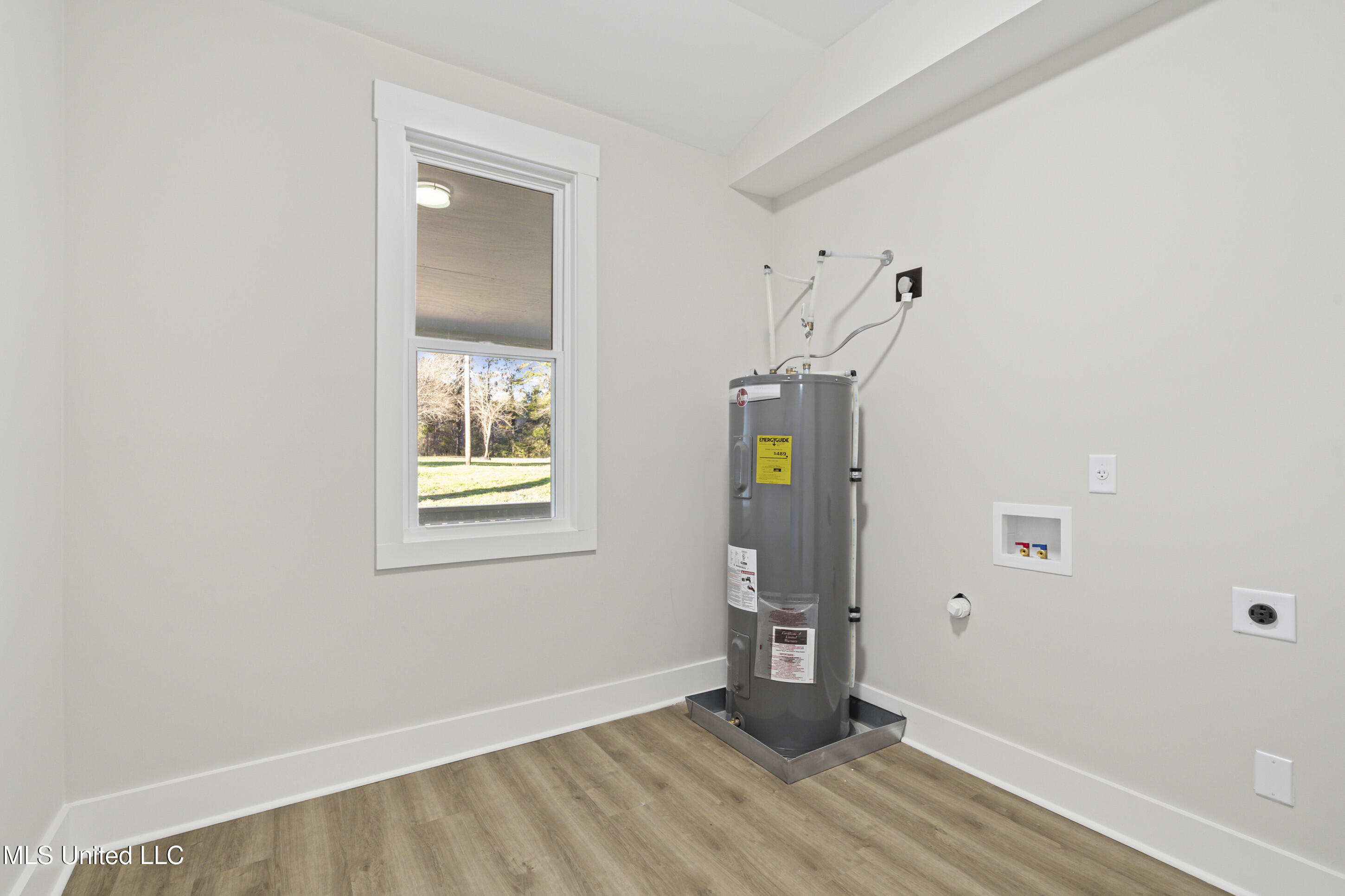 147 Crockett Road Senatobia, MS 38668 - Photo 14 of 22 Huge Laundry Room
