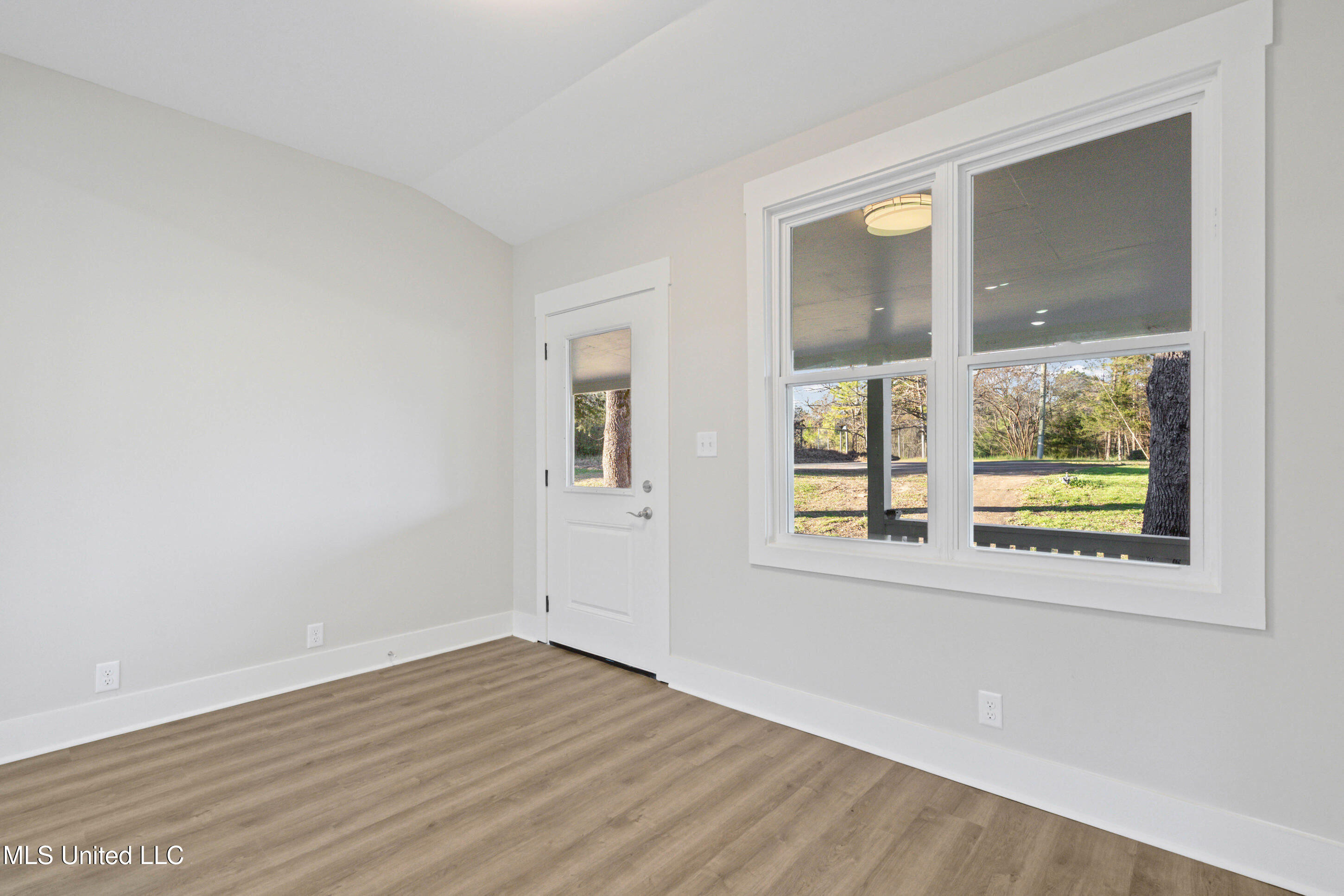147 Crockett Road Senatobia, MS 38668 - Photo 5 of 22 Front Door / Living Area