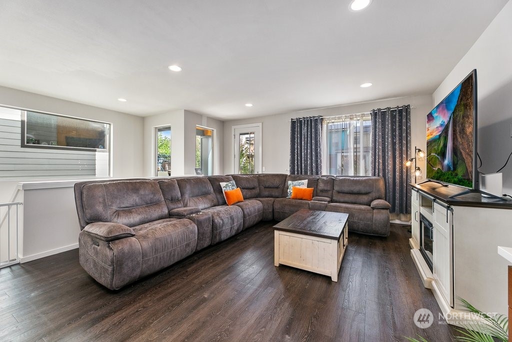 1074 Southwest 97th Street Seattle, WA 98106 - Photo 5 of 30