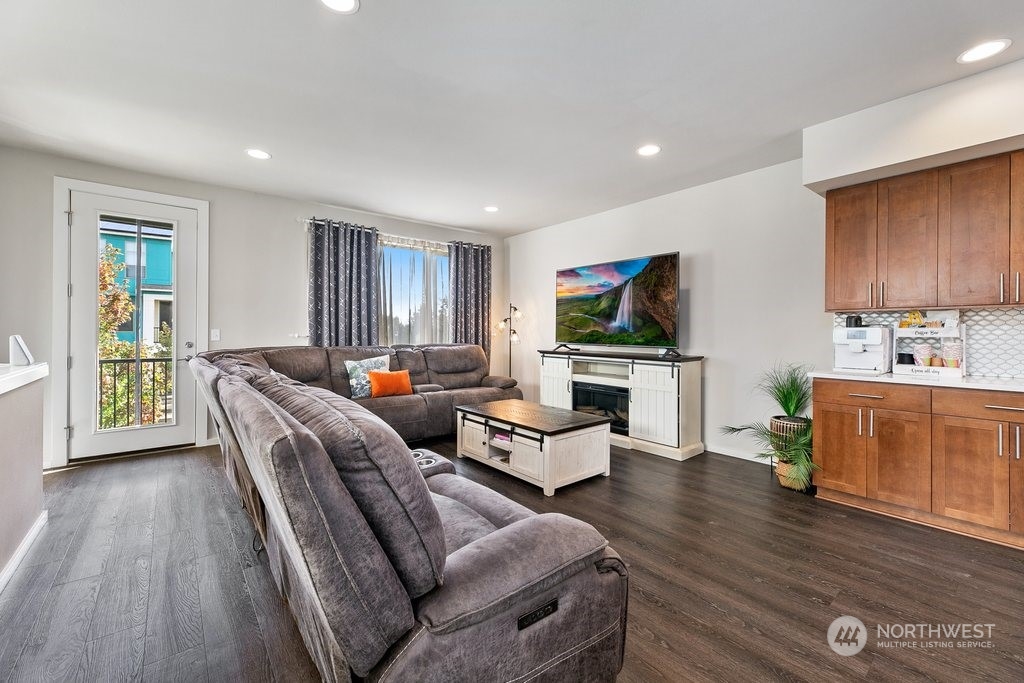 1074 Southwest 97th Street Seattle, WA 98106 - Photo 6 of 30