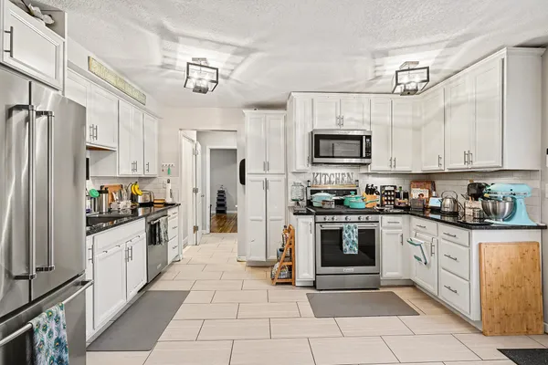 $400,000 | 4527 Lakeland Avenue North, Robbinsdale, MN 55422