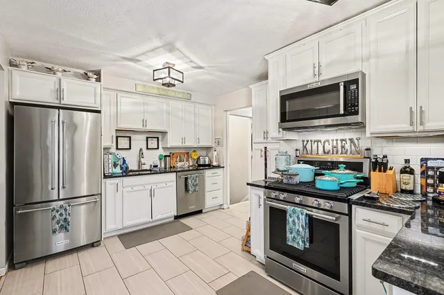 $400,000 | 4527 Lakeland Avenue North, Robbinsdale, MN 55422