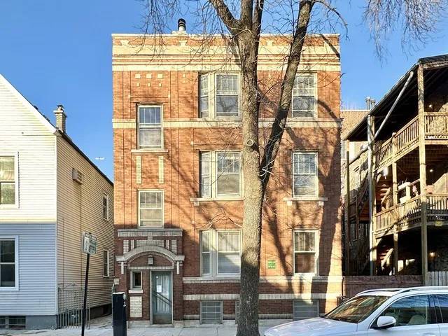 $3,795 | 1406 West Cornelia Avenue, Unit 1, Chicago, IL 60657