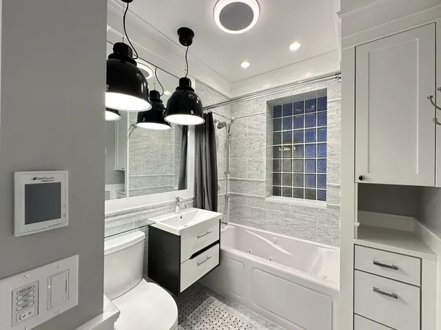 $3,795 | 1406 West Cornelia Avenue, Unit 1, Chicago, IL 60657