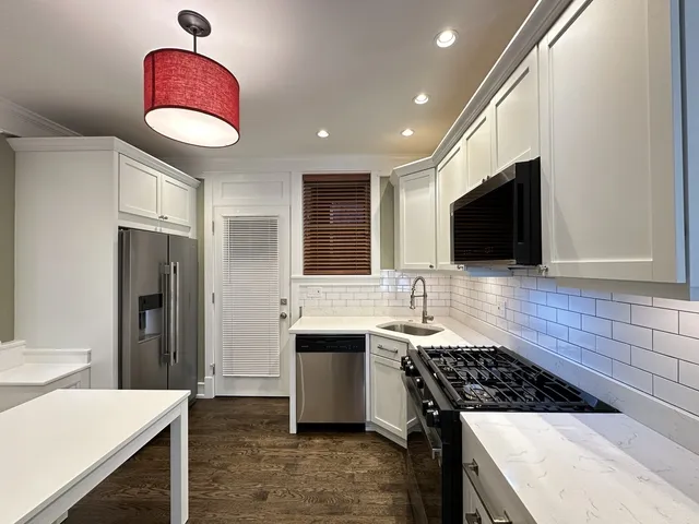 $3,795 | 1406 West Cornelia Avenue, Unit 1, Chicago, IL 60657