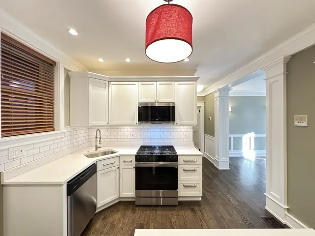 $3,795 | 1406 West Cornelia Avenue, Unit 1, Chicago, IL 60657