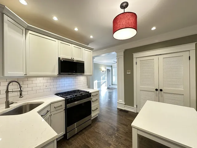 $3,795 | 1406 West Cornelia Avenue, Unit 1, Chicago, IL 60657