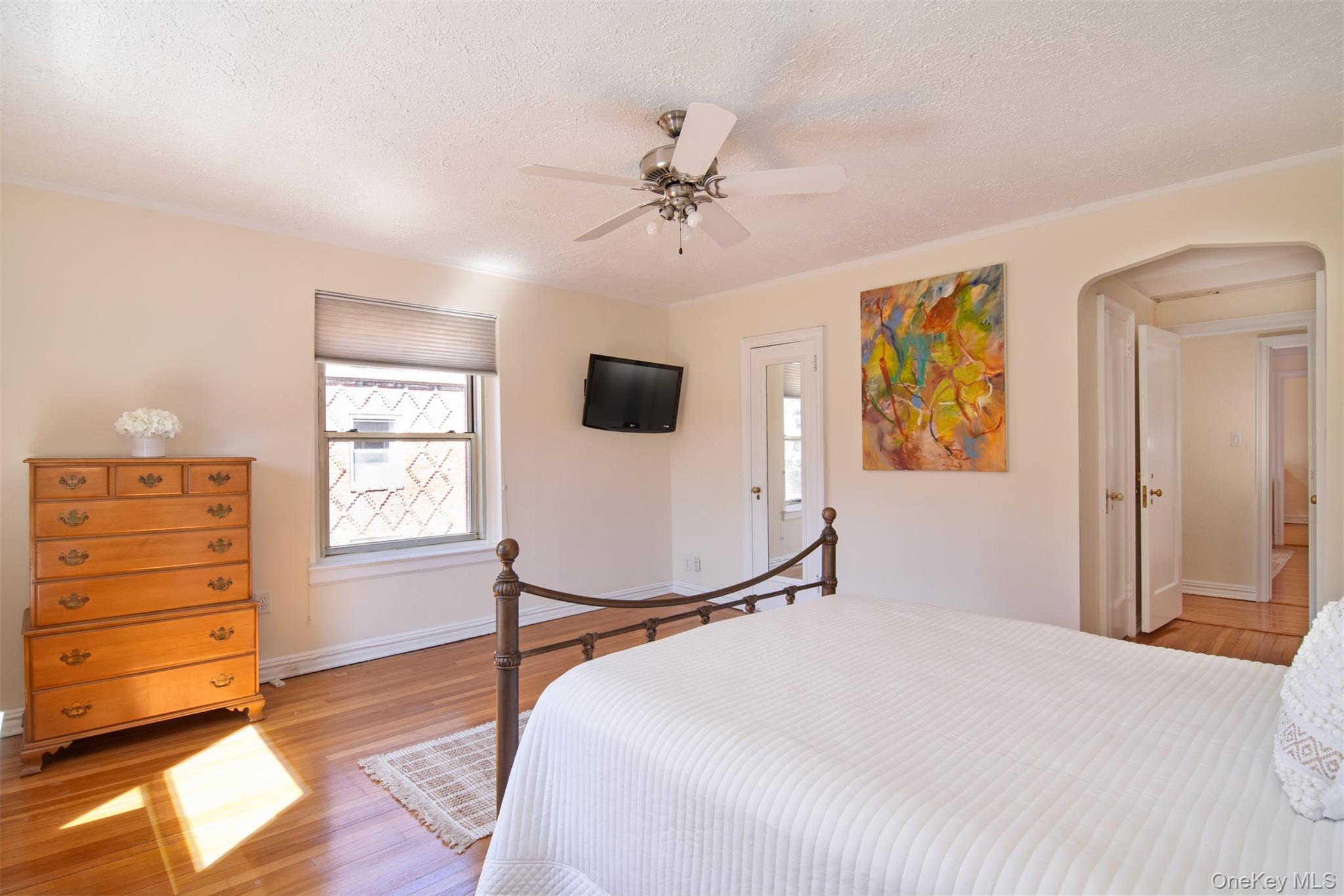 250 Bronxville Road, Unit 5A Bronxville, NY 10708 - Photo 14 of 20 a bedroom with a bed and a window