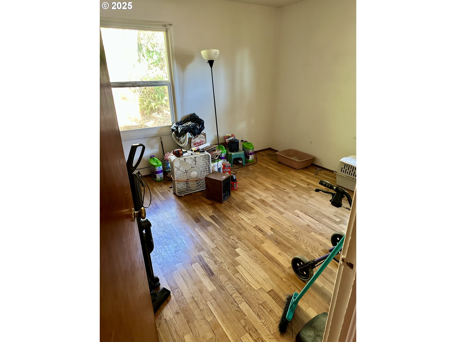 562 Kelly Boulevard Springfield, OR 97477 - Photo 5 of 14 a bed room with a bed furniture and a window