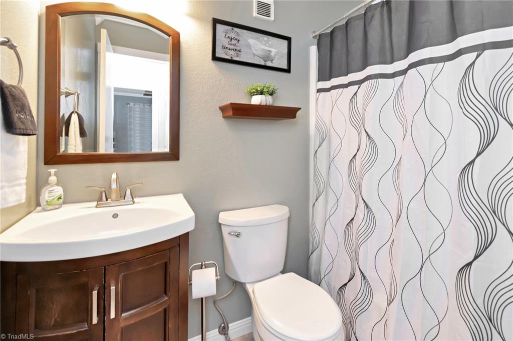 301 Pinnacle Inn Road, Unit 3230 Beech Mountain, NC 28604 - Photo 11 of 42 Full Bathroom