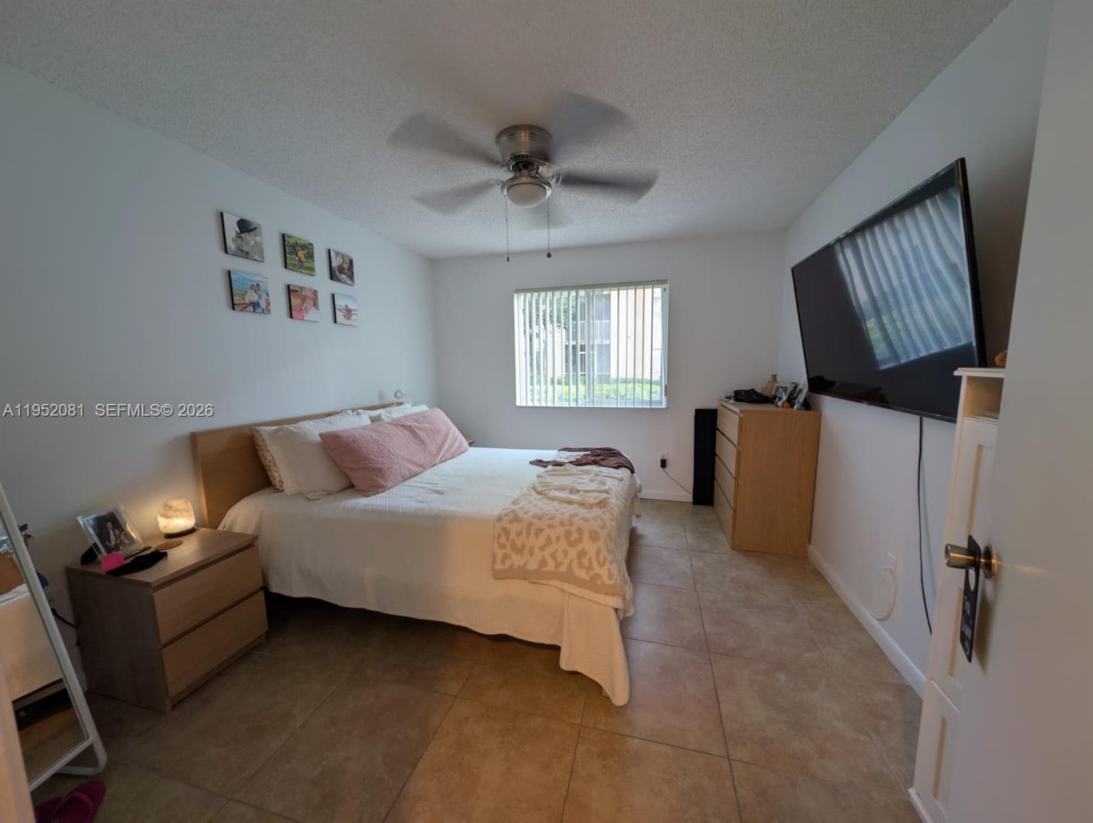 430 South Park Road, Unit 3108 Hollywood, FL 33021 - Photo 5 of 7 a bed room with a bed and a window