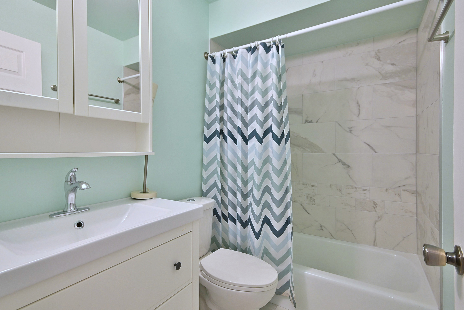 836 East Old Willow Road, Unit 211 Prospect Heights, IL 60070 - Photo 15 of 28 a bathroom with a sink a toilet and a bathtub
