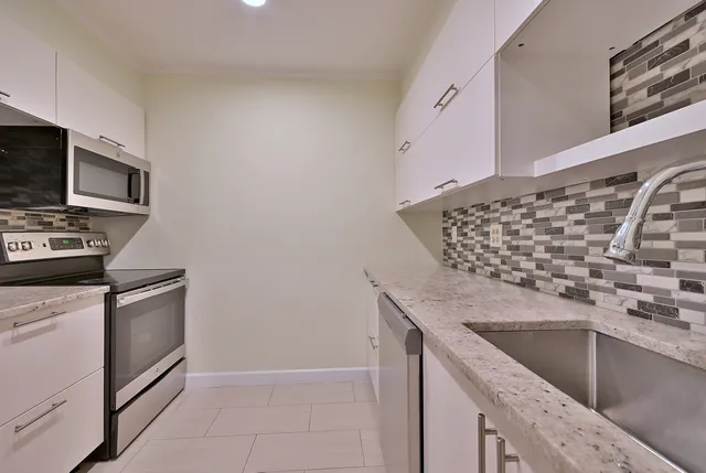 $164,900 | 836 East Old Willow Road, Unit 211, Prospect Heights, IL 60070