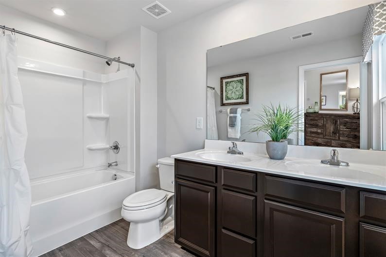 632 Merle Avenue Franklin, KY 42134 - Photo 7 of 11 a bathroom with a sink a toilet and shower