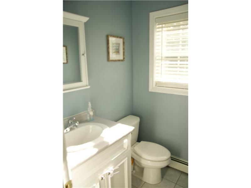 36 Fox Run Road Gray, ME 04039 - Photo 9 of 19 Bathroom.