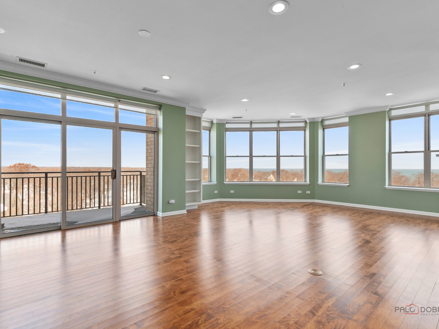 3535 Patten Road, Unit 6E Highland Park, IL 60035 - Photo 17 of 47 a view of an empty room with wooden floor and a window