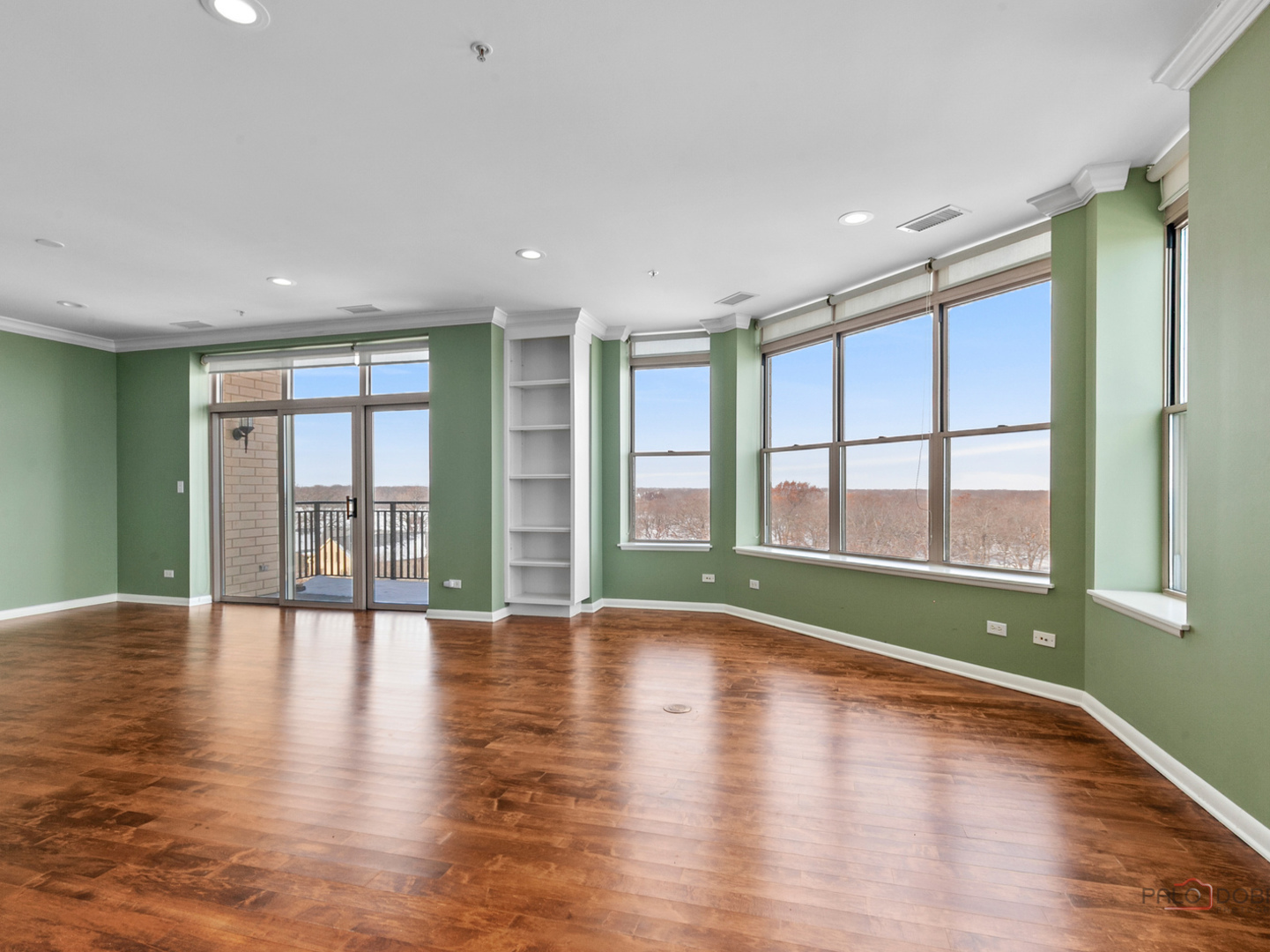 3535 Patten Road, Unit 6E Highland Park, IL 60035 - Photo 22 of 47 a view of an empty room with wooden floor and a window